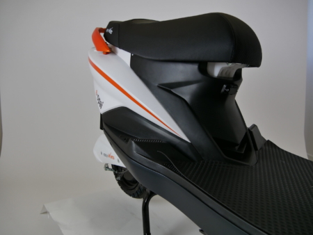 Scooter deux places avec cale-pieds et poignées passager et prise de recharge batterie