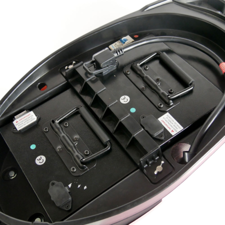 Scooter électrique Emma POP deux batteries maintenues par une barre de sécurité